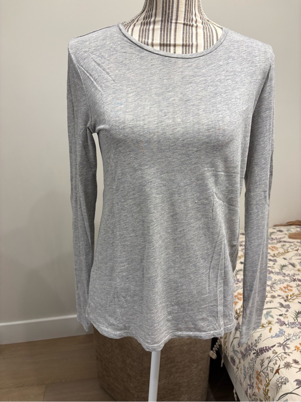 Everlane the Pima luxe Women's Long-Sleeve Crewneck Tee- Light Gray sz M